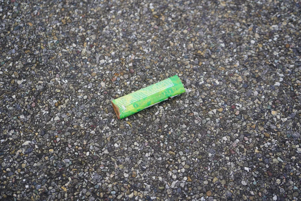 Ein Böller, der auf dem Boden liegt.